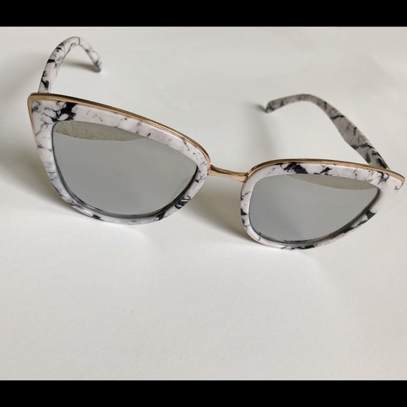 Accessories - White marble and gold sunnies